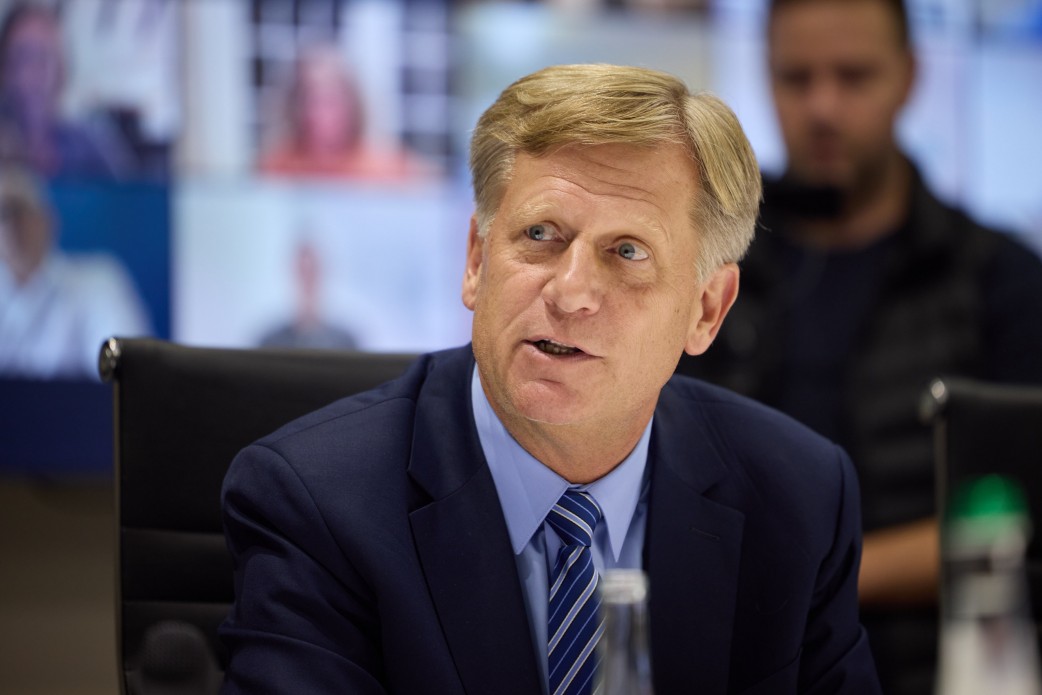 директором Інституту міжнародних досліджень Фрімана-Споглі (FSI), Послом Майклом Макфолом